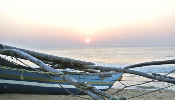 Segelboot am Strand mit Sonnenuntergang