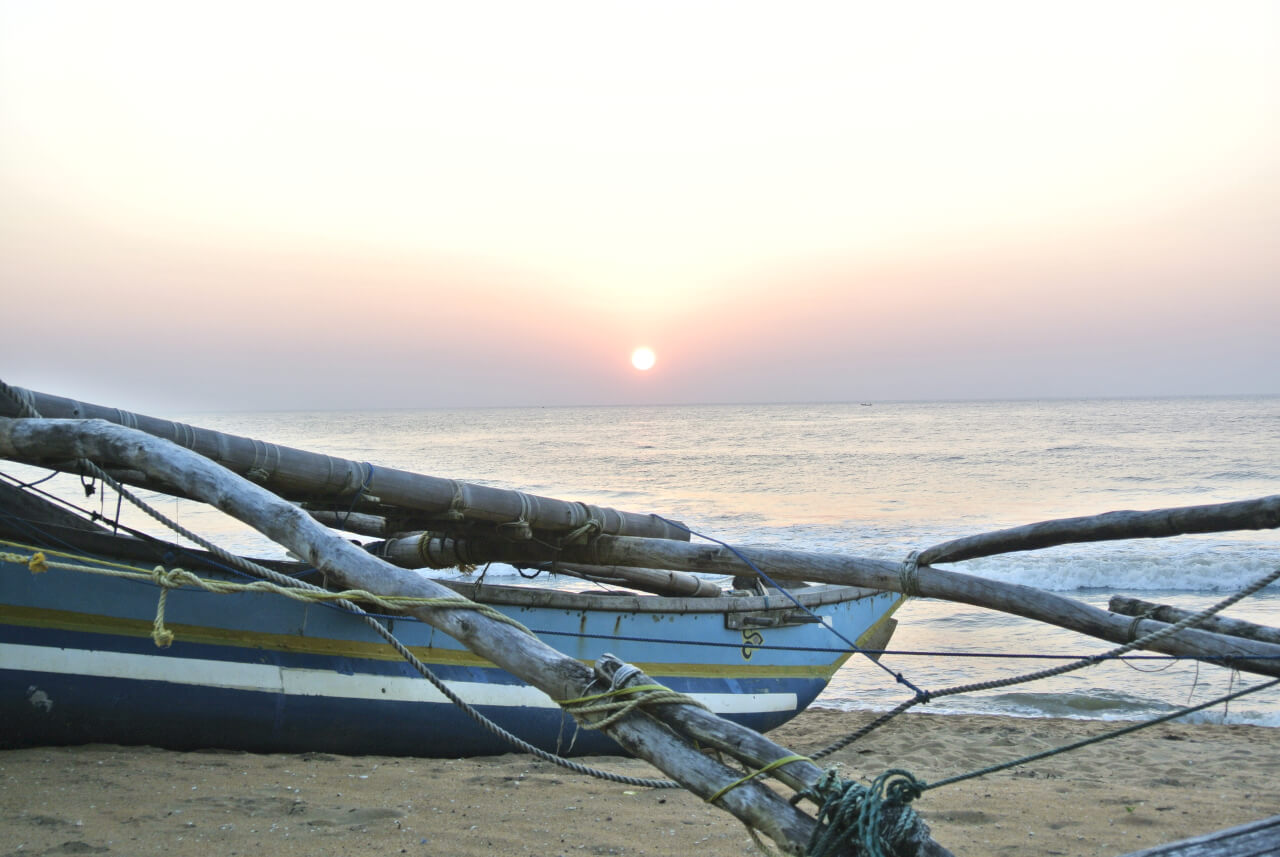 Segelboot am Strand mit Sonnenuntergang