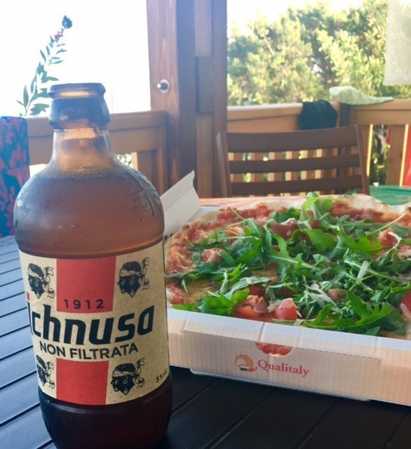 Pizza und sardisches Bier