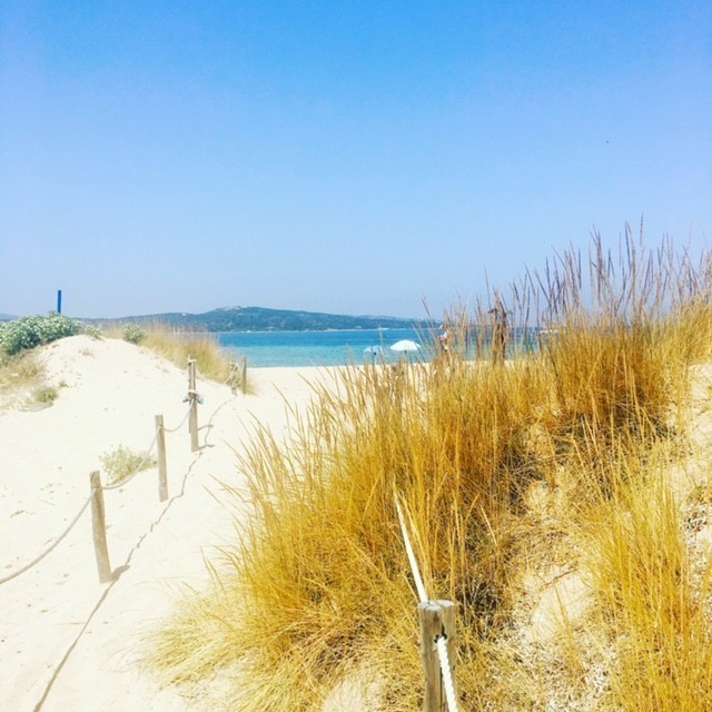 Weg zum Strand auf Isola dei Gabbiani