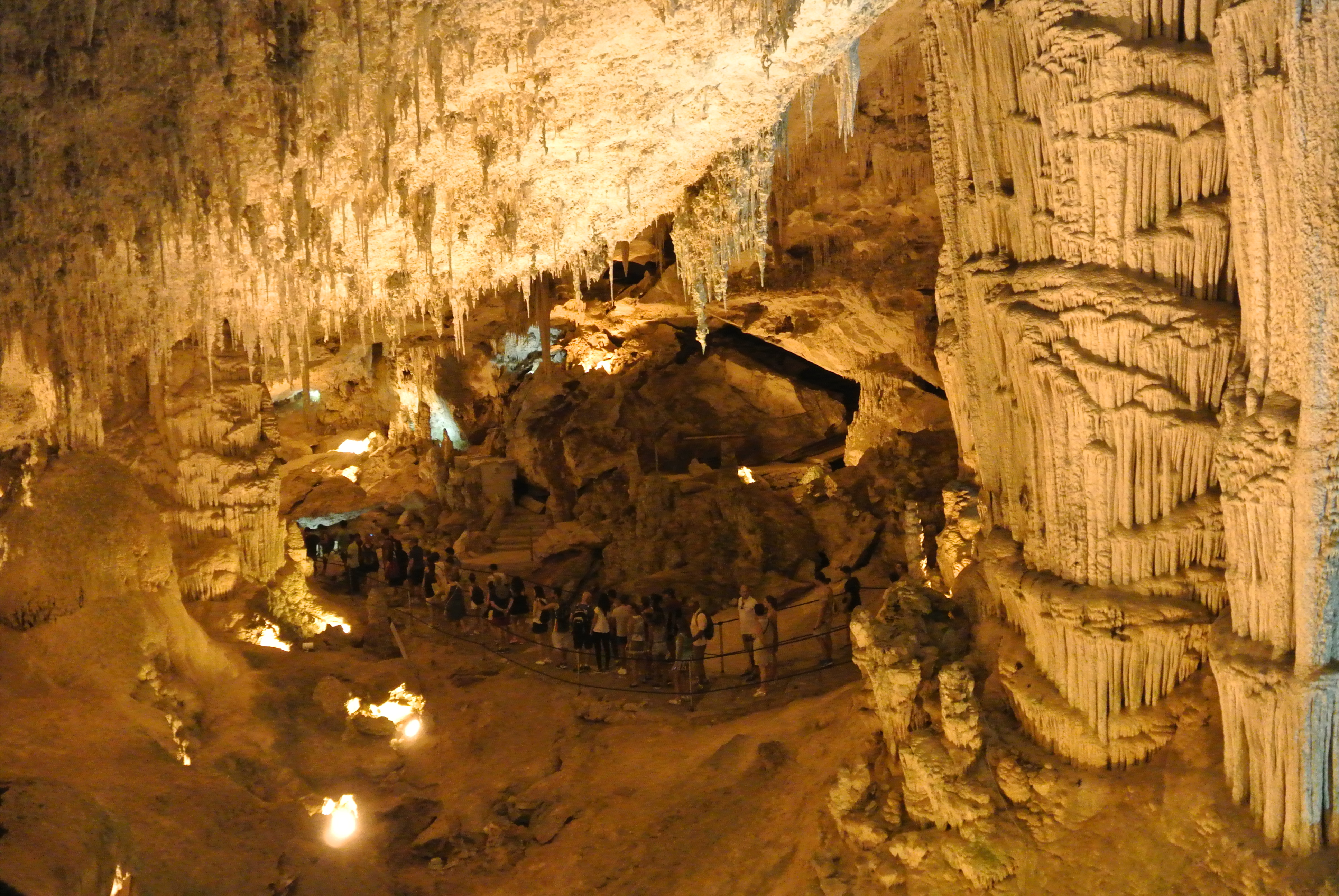 Touristenschlangen in der Grotta di Nettuno