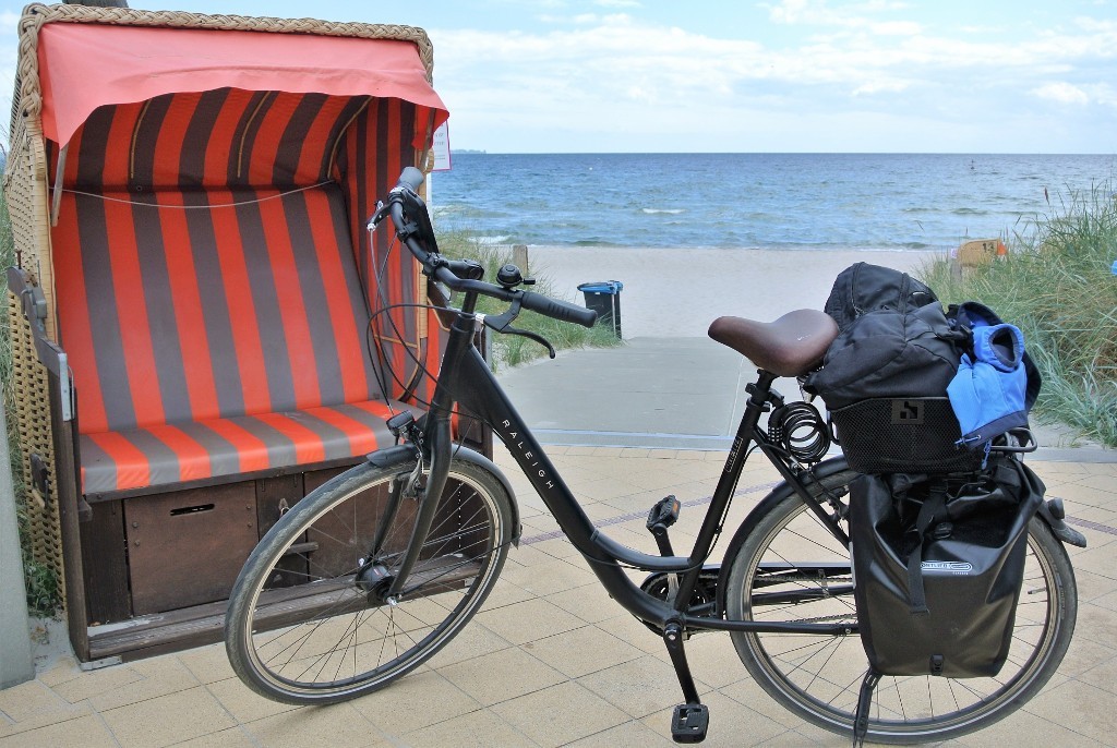 Fahrradtour-Pause am Strand in Scharbeutz