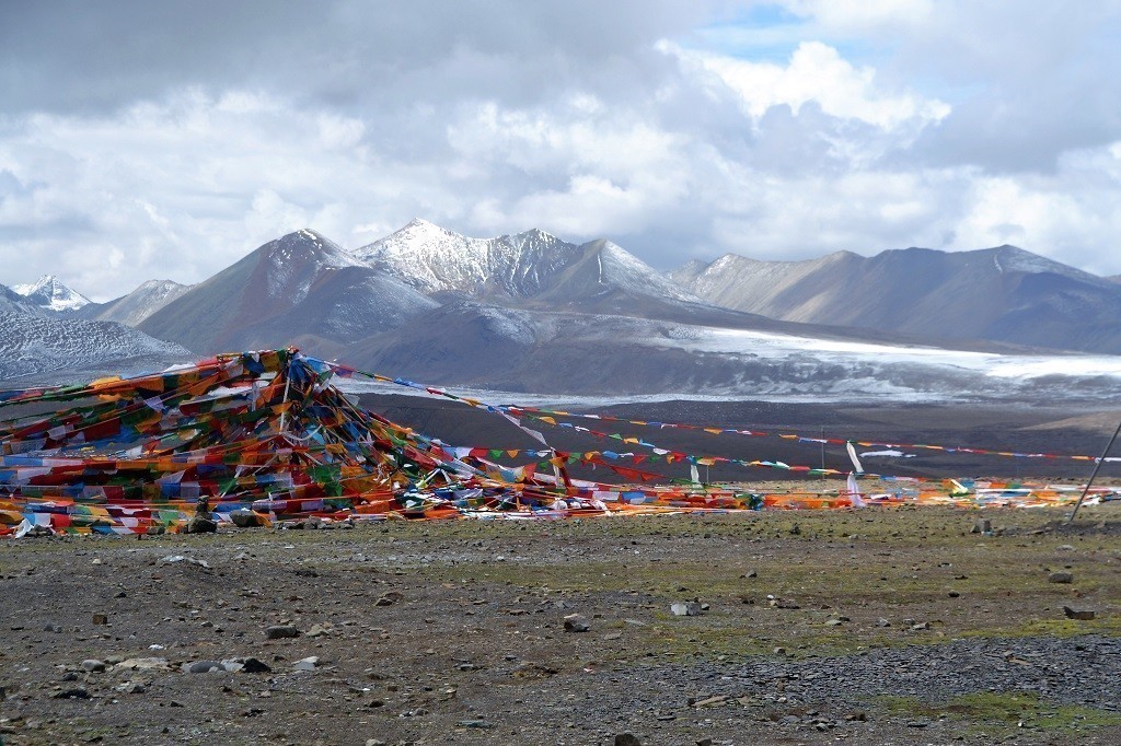 Tibet und deren Landschaft mit Bergen und Fahnen
