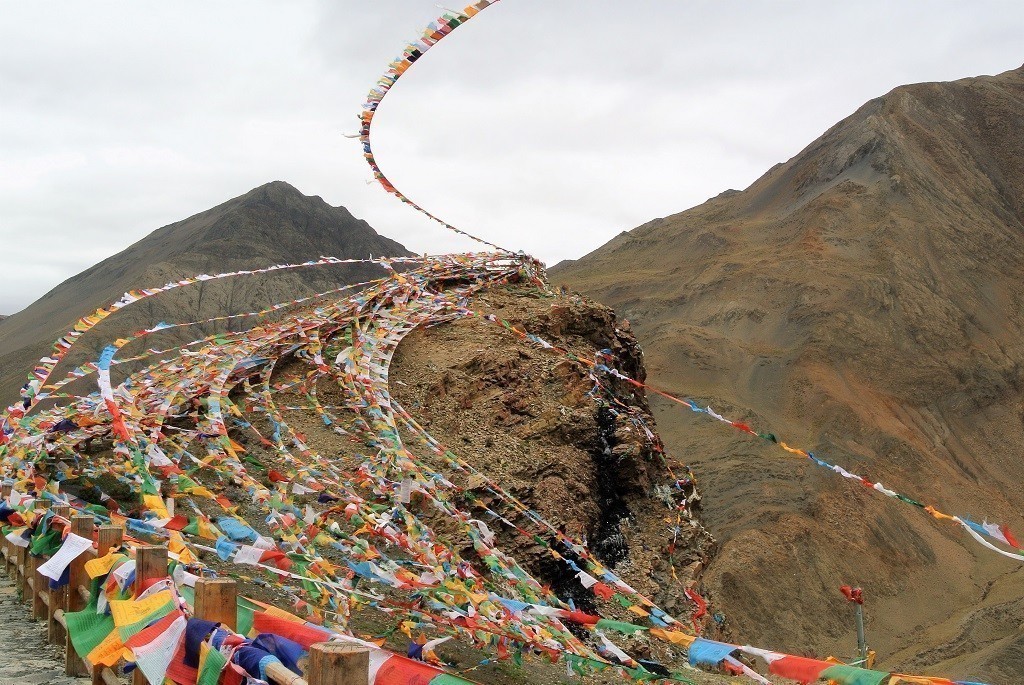 Aussicht mit Gebetsfahnen Yamdrok Tso See