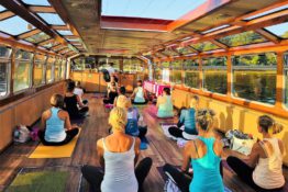 Yoga auf dem Alsterschiff