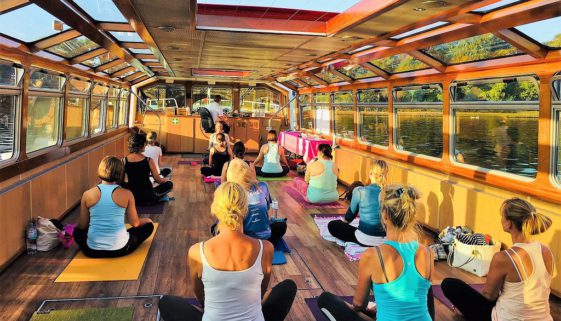 Yoga auf dem Alsterschiff