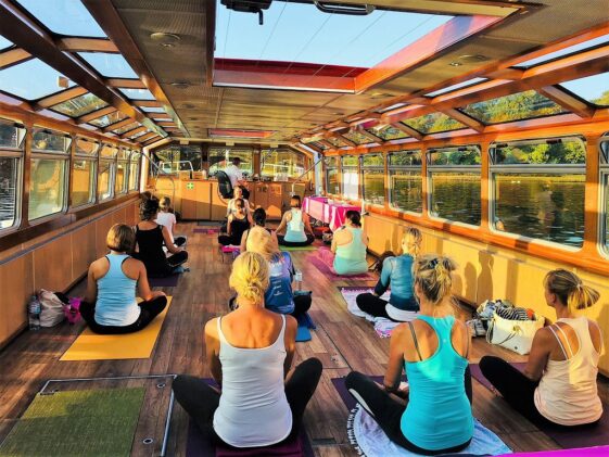 Yoga auf dem Alsterschiff