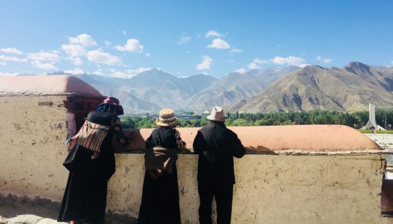 Einheimische schauen auf Lhasa