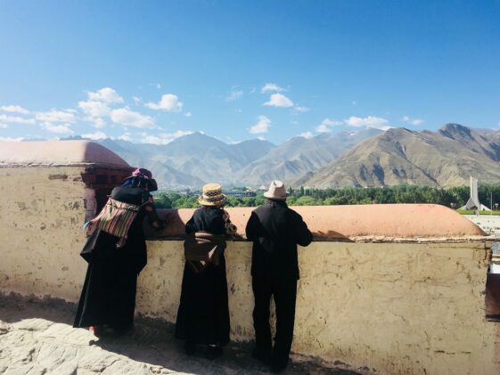 Einheimische schauen auf Lhasa