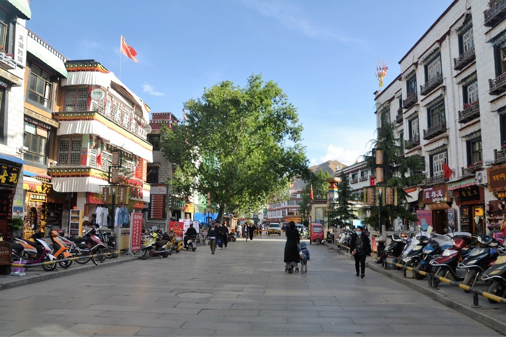 In Lhasa unterwegs, Straßenweg.