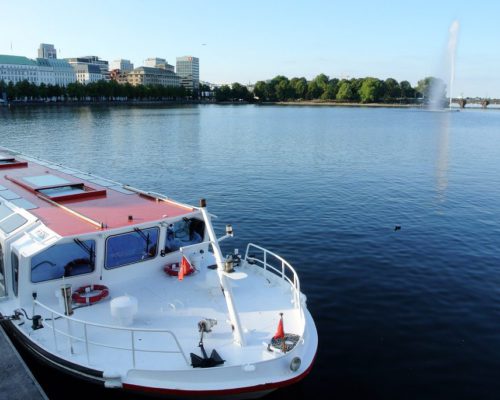 Blick auf das Yoga-Alsterschiff