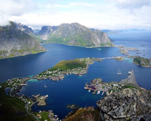 Ort Reine von oben mit See Ort Reine von oben mit See