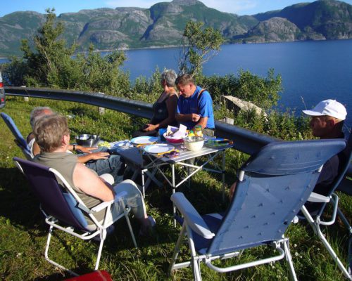 Frühstück beim Camping mit Freunden