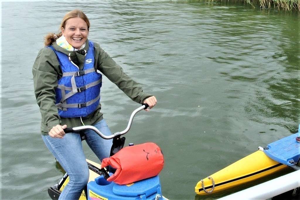 Marina auf dem Wasserfahrrad