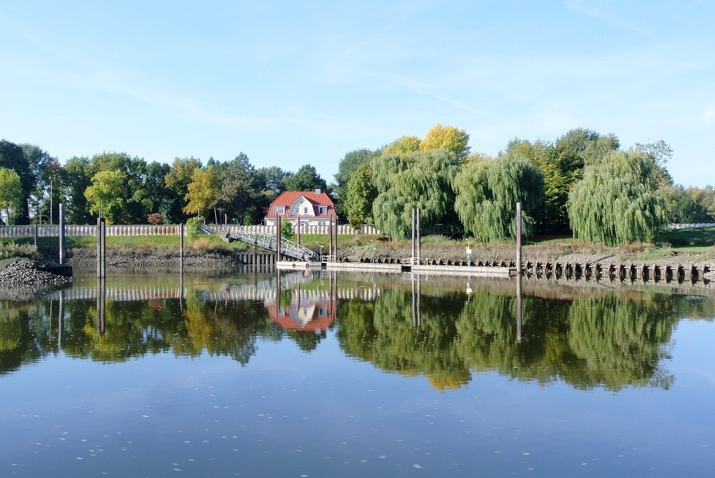 Alter Anleger am Wasser