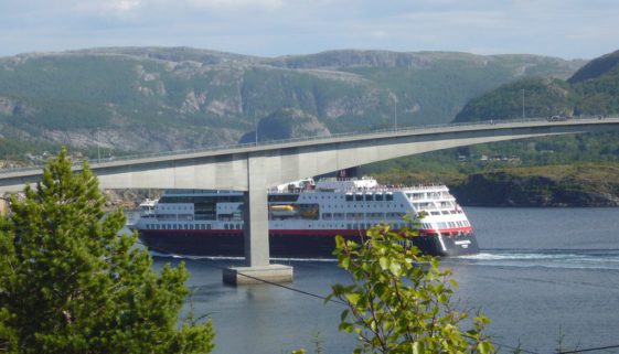 Frachtschiffe auf Fjord