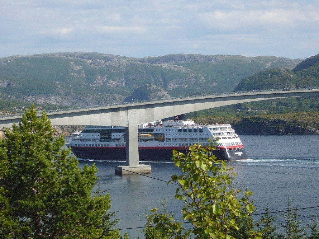 Hurtigruten in Norwegen Frachtschiffe auf Fjord