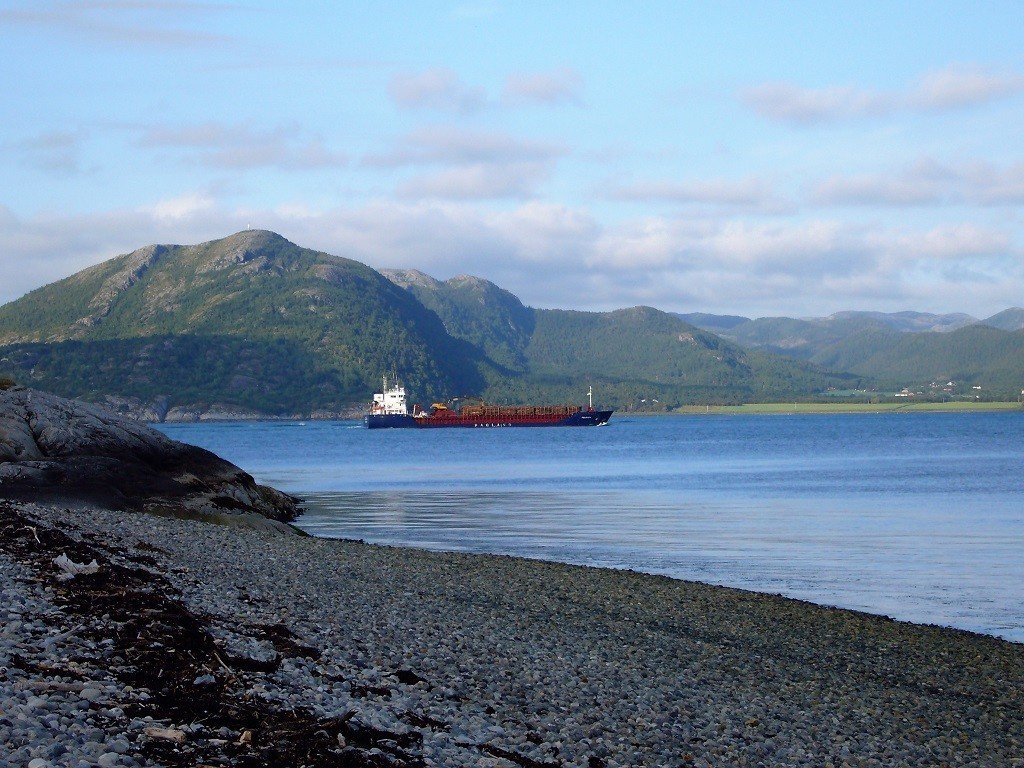 Frachtschiff in Landschaft