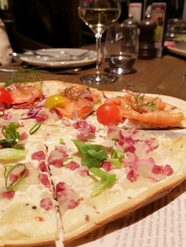 Lachs und Schinken Flammkuchen