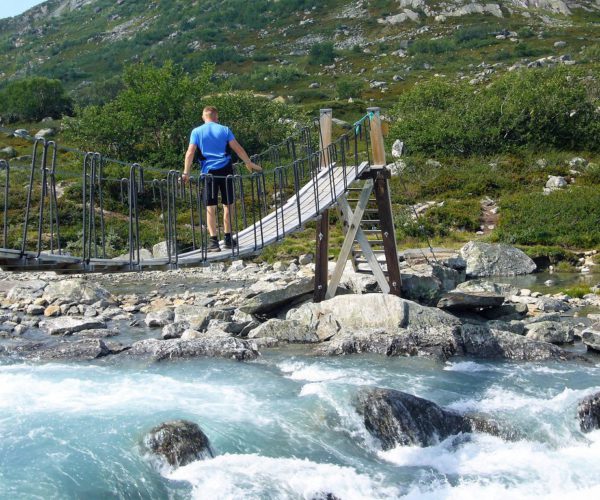 Hängebrücke wird überquert