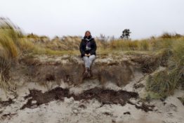 Marina sitzt am Ostseestrand der Insel Poel