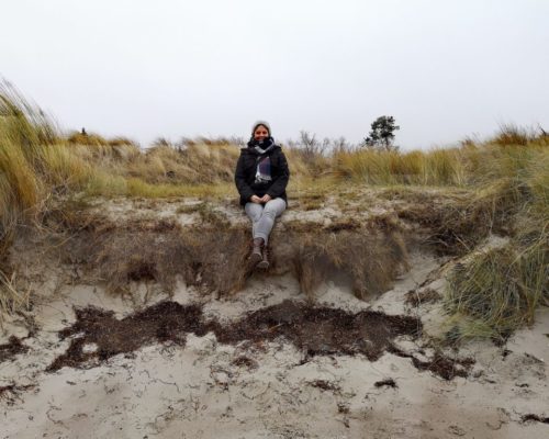 Marina sitzt am Ostseestrand der Insel Poel