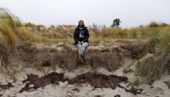 Marina sitzt am Ostseestrand der Insel Poel