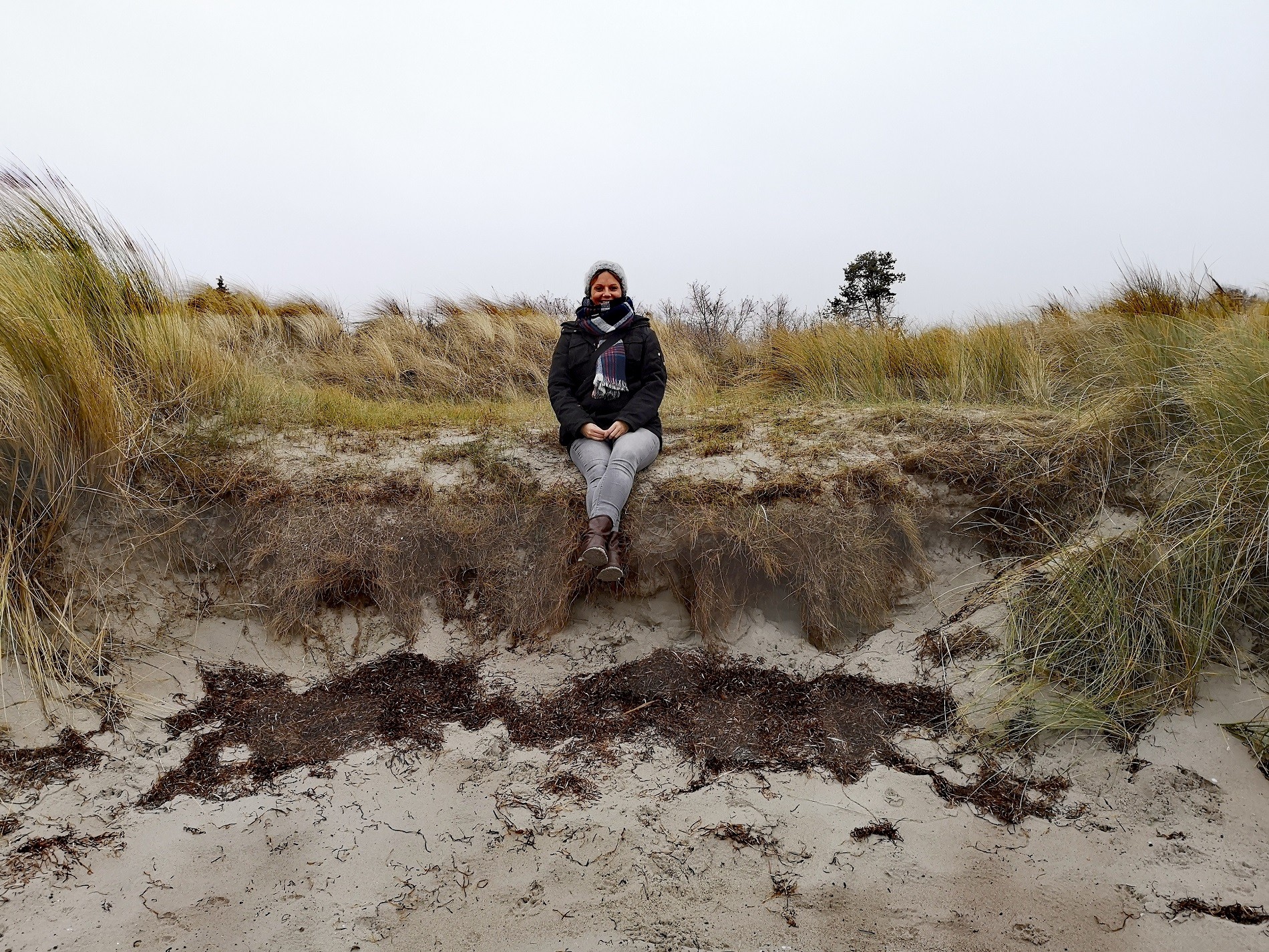 Marina sitzt am Ostseestrand der Insel Poel