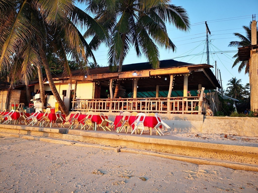 Vor dem Restaurant am Strand