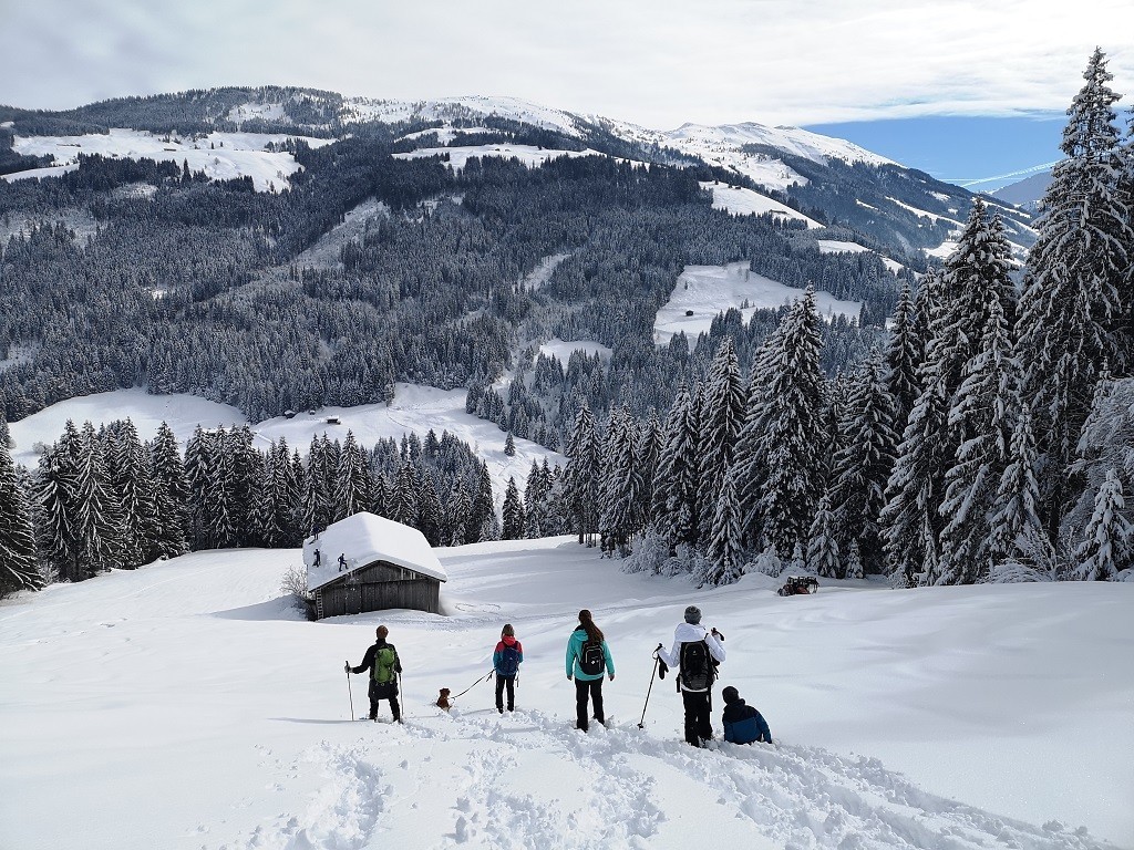 Schneeschuhwanderung ins Tal Schneeschuhwanderung ins Tal