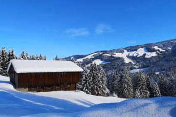Haus im Schnee -Winterwanderung Österreich