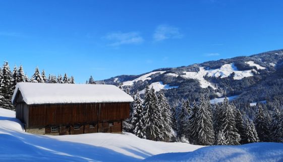 Haus im Schnee -Winterwanderung Österreich