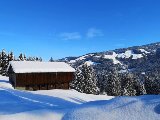 Haus im Schnee -Winterwanderung Österreich