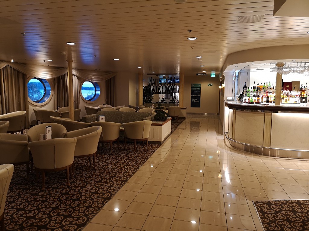 Piano Bar auf dem Schiff