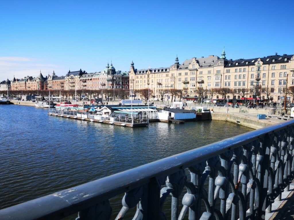 Blick auf die Hafenpromenade