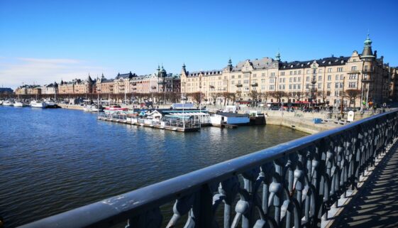 Blick auf die Hafenpromenade