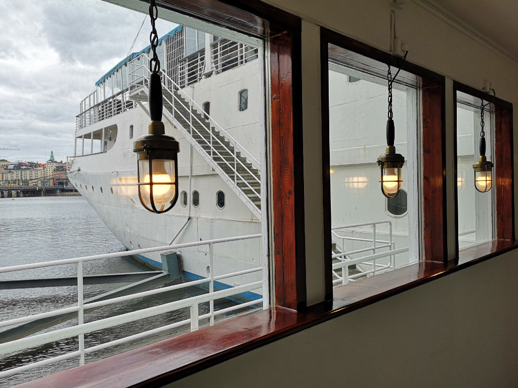 Lampen und Fenster im Eingang vom Schiff