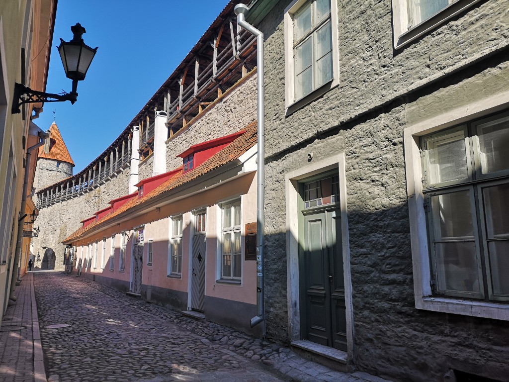 Wandern entlang der Stadtmauer