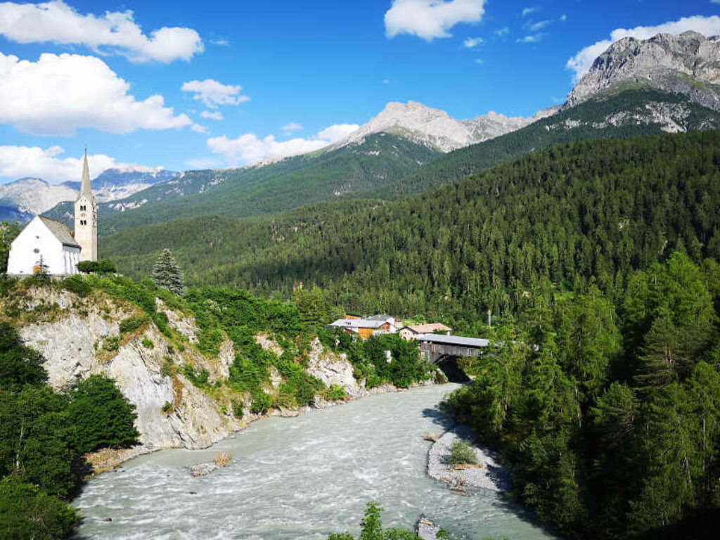 Wellness in der Schweiz: Kirche auf einer Klippe in Scuol