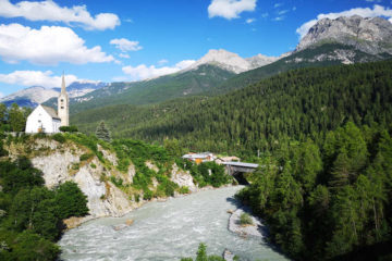Wellness in der Schweiz: Kirche auf einer Klippe in Scuol