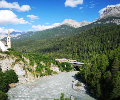 Wellness in der Schweiz: Kirche auf einer Klippe in Scuol