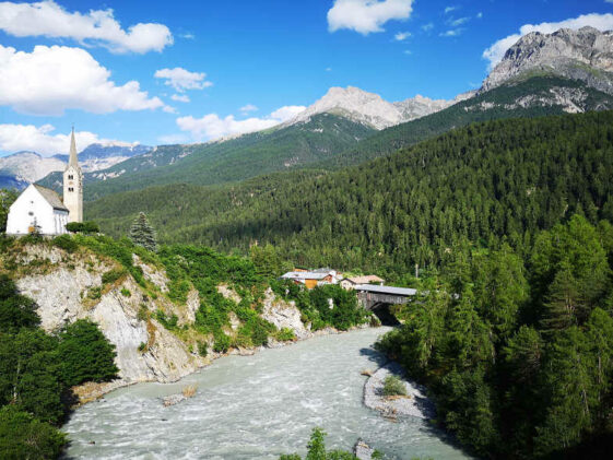 Scuol im Unterengadin - Wellness in der Schweiz Wellness in der Schweiz: Kirche auf einer Klippe in Scuol