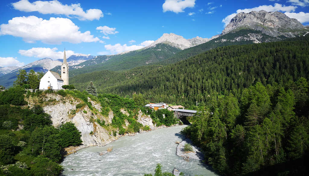 Wellness in der Schweiz: Kirche auf einer Klippe in Scuol