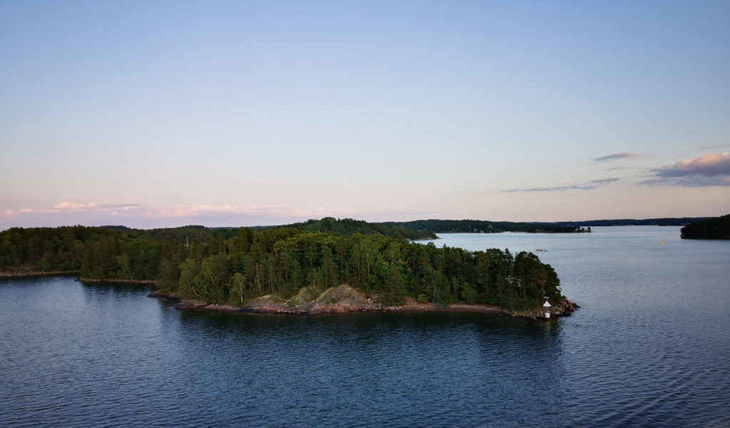 Den Schärengarten vom Schiff aus bewundern.