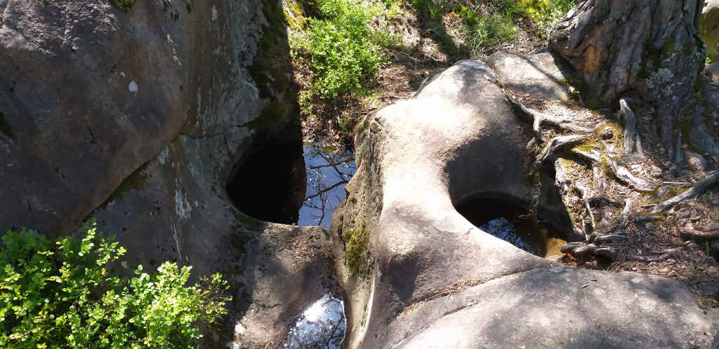 Löcher im Felsen - Gletschermühlen Löcher im Felsen - Gletschermühlen