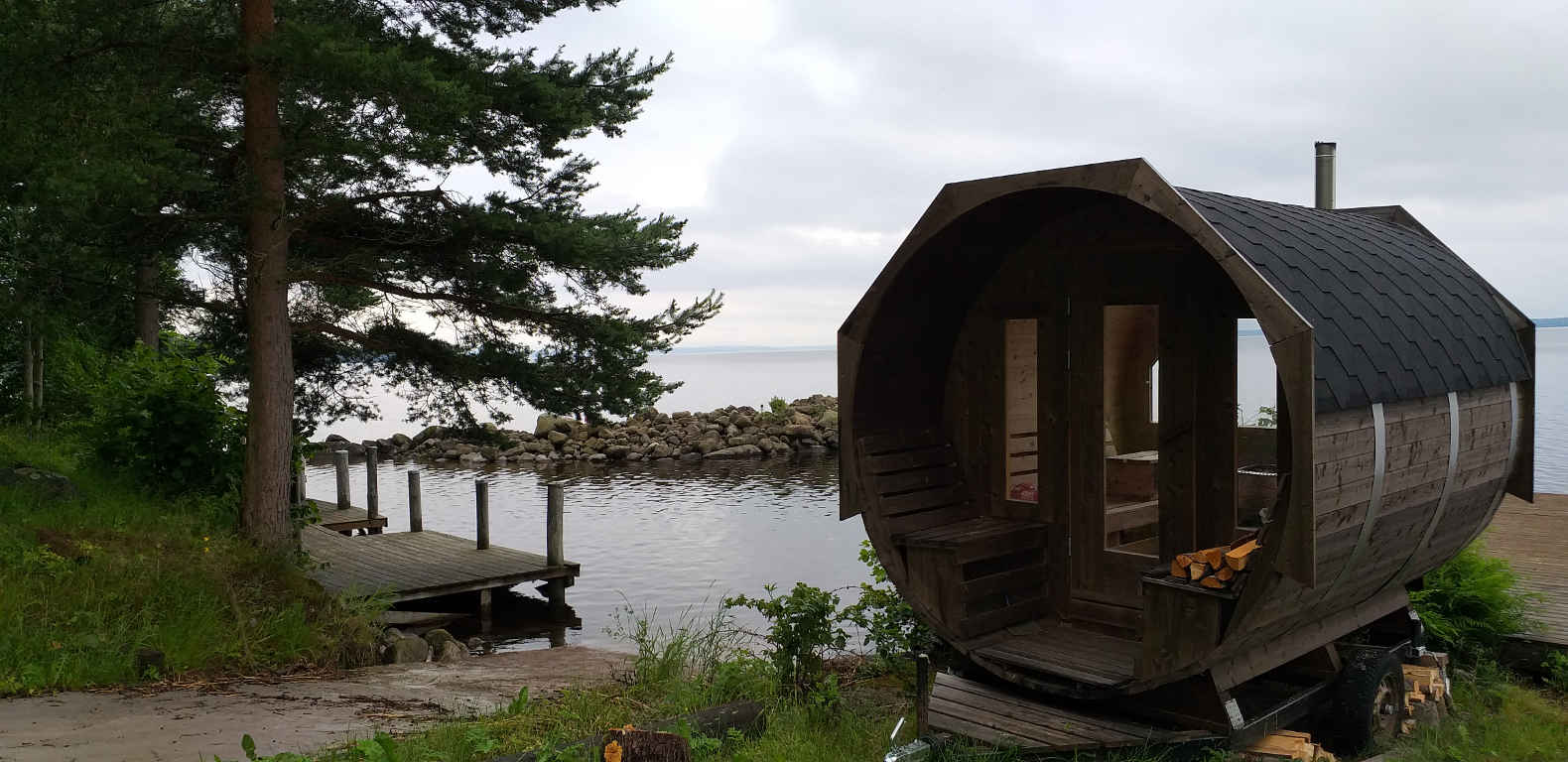 Sauna im Fass und am See in Schweden