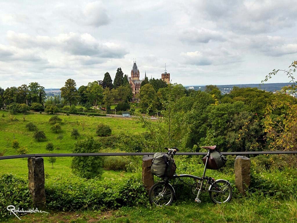 Drachenburg nahe Königswinter ©Radelmädchen