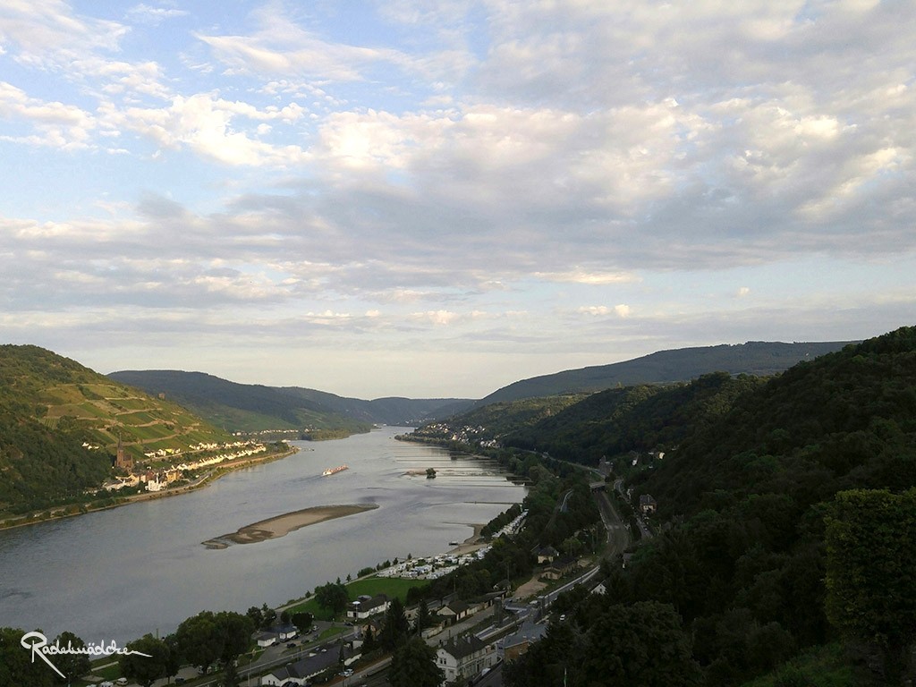 Ausblick auf den Rhein von der Burg Steineck aus ©Radelmädchen