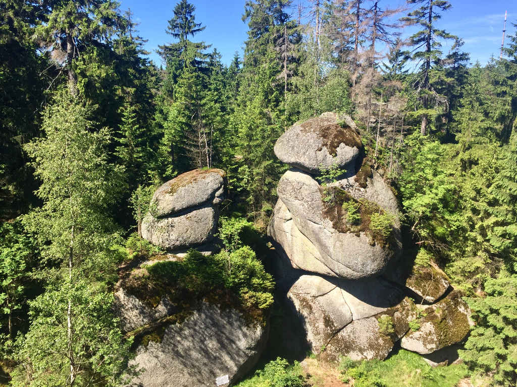 Mit dem Mountainbike vorbei an Granitfelsen im Fichtelgebirge ©MYTHOS EBIKE