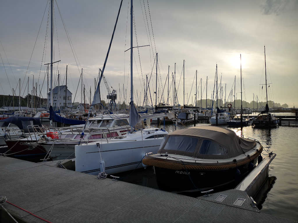 Sonnenaufgang früh morgens vom Hausboot aus